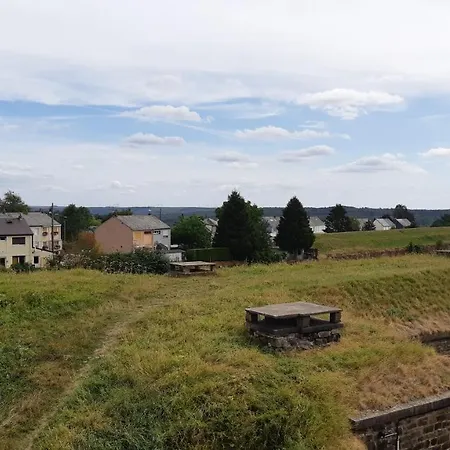 Apartment Climatise 2 Etoiles, Vue Sur Les Remparts, Centre De Rocroi, Parking Privatif Et Garage Velos Rocroi
