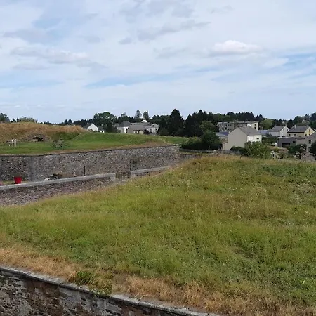 Apartment Climatise 2 Etoiles, Vue Sur Les Remparts, Centre De Rocroi, Parking Privatif Et Garage Velos Rocroi