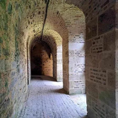 Climatise 2 Etoiles, Vue Sur Les Remparts, Centre De Rocroi, Parking Privatif Et Garage Velos דירה Rocroi
