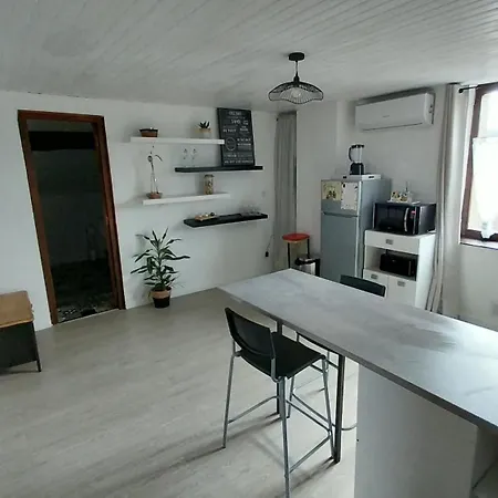 דירה Climatise 2 Etoiles, Vue Sur Les Remparts, Centre De Rocroi, Parking Privatif Et Garage Velos *